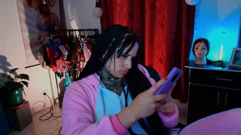 Snapshot of tinnadawson chatting on January 5, 11:52 pm I AM BELLA ----------- follow my IG TINNS 69 online show from January 5, 11:52 pm