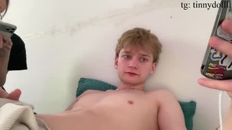 Snapshot of tinnydoll chatting on April 11, 9:02 am TinnyDoll online show from April 11, 9:02 am