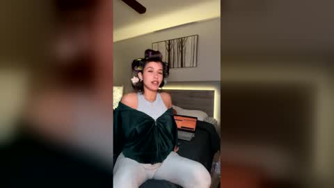 tiny_0899 online show from March 18, 5:43 am