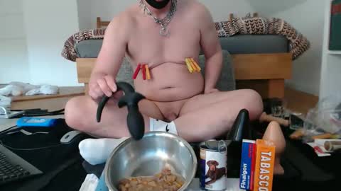 Snapshot of tiny_cock_pig chatting on April 17, 4:32 pm Luke online show from April 17, 4:32 pm
