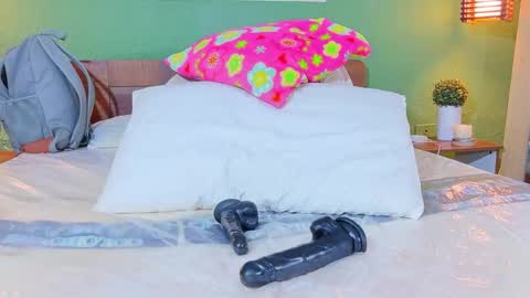 tiny_whore18 online show from April 26, 5:49 am