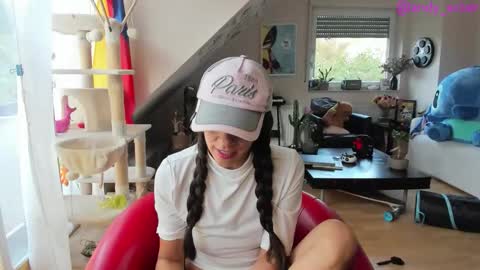 Snapshot of tiny_williams chatting on October 5, 9:18 am Tiny online show from October 5, 9:18 am