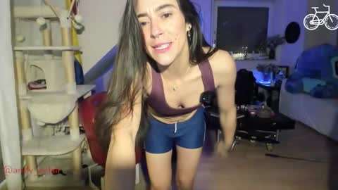 Snapshot of tiny_williams chatting on December 1, 4:28 am Tiny online show from December 1, 4:28 am