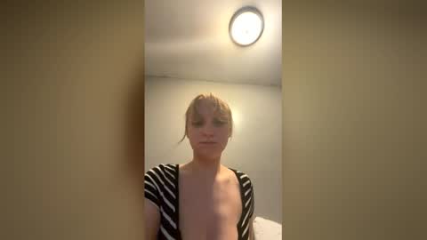 Snapshot of tinyblondebarbie chatting on May 30, 8:00 am tinyblondebarbie online show from May 30, 8:00 am