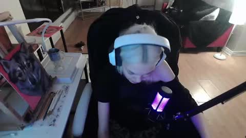 stage Kylie Sinner  brand CLITBAIT online show from February 8, 6:22 am