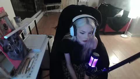 stage Kylie Sinner  brand CLITBAIT online show from February 9, 3:22 am