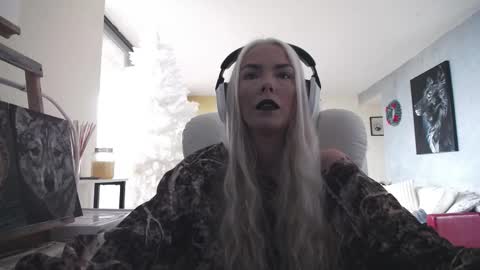 stage Kylie Sinner  brand CLITBAIT online show from November 28, 2:53 pm