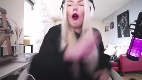 stage Kylie Sinner  brand CLITBAIT online show from December 4, 12:36 pm