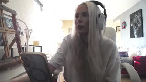 stage Kylie Sinner  brand CLITBAIT online show from December 5, 5:53 pm