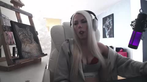 stage Kylie Sinner  brand CLITBAIT online show from February 7, 4:22 pm