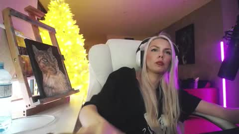 stage Kylie Sinner  brand CLITBAIT online show from February 10, 8:29 am