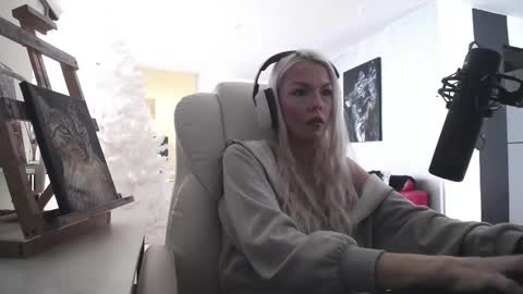 stage Kylie Sinner  brand CLITBAIT online show from February 11, 5:18 pm