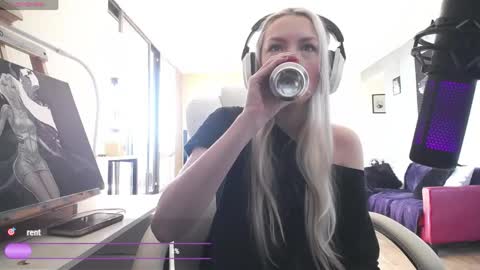Snapshot of tinykylie chatting on May 2, 8:14 pm stage Kylie Sinner brand CLITBAIT online show from May 2, 8:14 pm