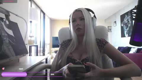 Snapshot of tinykylie chatting on May 5, 7:00 pm stage Kylie Sinner brand CLITBAIT online show from May 5, 7:00 pm