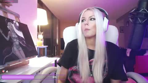 Snapshot of tinykylie chatting on May 7, 5:13 am stage Kylie Sinner brand CLITBAIT online show from May 7, 5:13 am