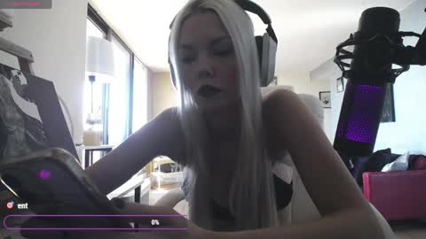 Snapshot of tinykylie chatting on May 9, 7:08 pm stage Kylie Sinner brand CLITBAIT online show from May 9, 7:08 pm