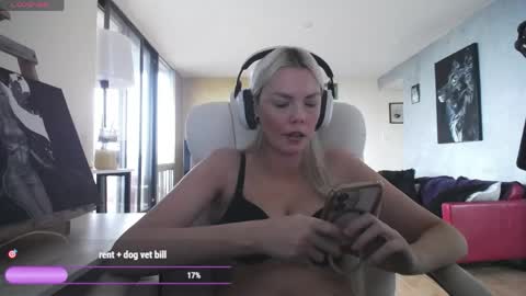 Snapshot of tinykylie chatting on May 17, 10:55 am stage Kylie Sinner brand CLITBAIT online show from May 17, 10:55 am