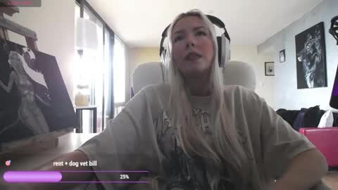 Snapshot of tinykylie chatting on May 18, 9:31 pm stage Kylie Sinner brand CLITBAIT online show from May 18, 9:31 pm