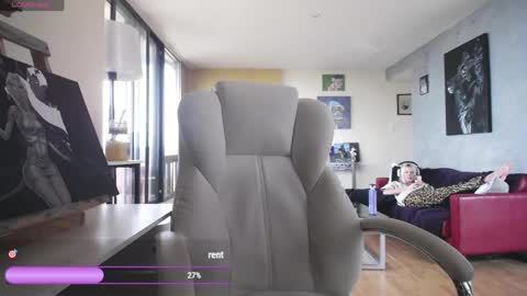 Snapshot of tinykylie chatting on May 19, 2:01 pm stage Kylie Sinner brand CLITBAIT online show from May 19, 2:01 pm