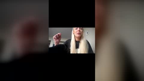 Snapshot of tinykylie chatting on May 21, 10:33 am stage Kylie Sinner brand CLITBAIT online show from May 21, 10:33 am