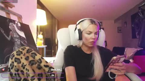 Snapshot of tinykylie chatting on May 23, 7:46 am stage Kylie Sinner brand CLITBAIT online show from May 23, 7:46 am