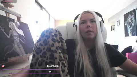 Snapshot of tinykylie chatting on May 23, 7:51 pm stage Kylie Sinner brand CLITBAIT online show from May 23, 7:51 pm