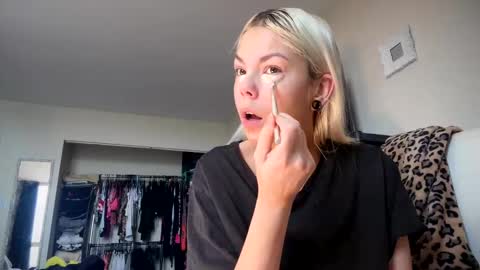 Snapshot of tinykylie chatting on May 24, 2:11 pm stage Kylie Sinner brand CLITBAIT online show from May 24, 2:11 pm