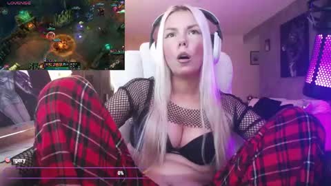 Snapshot of tinykylie chatting on May 27, 1:57 am stage Kylie Sinner brand CLITBAIT online show from May 27, 1:57 am