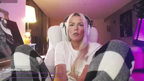 Snapshot of tinykylie chatting on May 30, 6:43 am stage Kylie Sinner brand CLITBAIT online show from May 30, 6:43 am