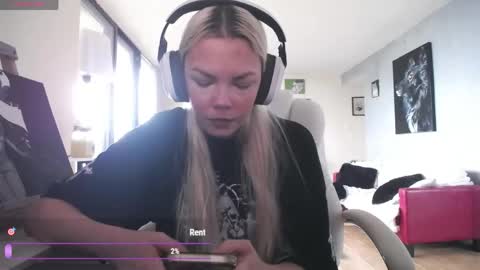 Snapshot of tinykylie chatting on May 31, 10:22 pm stage Kylie Sinner brand CLITBAIT online show from May 31, 10:22 pm