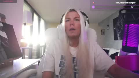 Snapshot of tinykylie chatting on June 2, 10:23 pm stage Kylie Sinner brand CLITBAIT online show from June 2, 10:23 pm