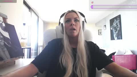 Snapshot of tinykylie chatting on June 4, 2:56 pm stage Kylie Sinner brand CLITBAIT online show from June 4, 2:56 pm