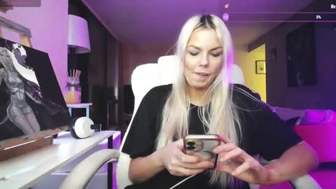 Snapshot of tinykylie chatting on June 5, 3:02 am stage Kylie Sinner brand CLITBAIT online show from June 5, 3:02 am
