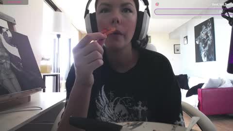 Snapshot of tinykylie chatting on June 8, 6:19 pm stage Kylie Sinner brand CLITBAIT online show from June 8, 6:19 pm