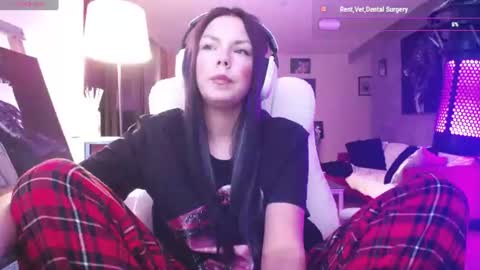 Snapshot of tinykylie chatting on June 10, 6:01 am stage Kylie Sinner brand CLITBAIT online show from June 10, 6:01 am