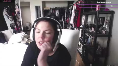 Snapshot of tinykylie chatting on June 13, 8:40 pm stage Kylie Sinner brand CLITBAIT online show from June 13, 8:40 pm