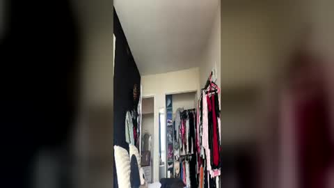 Snapshot of tinykylie chatting on June 18, 8:02 pm stage Kylie Sinner brand CLITBAIT online show from June 18, 8:02 pm