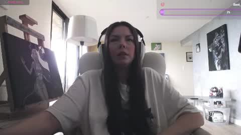 Snapshot of tinykylie chatting on June 20, 6:54 pm stage Kylie Sinner brand CLITBAIT online show from June 20, 6:54 pm