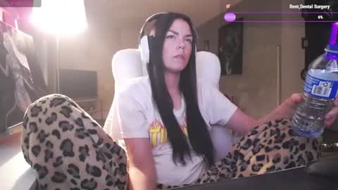 Snapshot of tinykylie chatting on June 22, 3:25 am stage Kylie Sinner brand CLITBAIT online show from June 22, 3:25 am