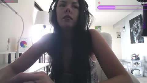 Snapshot of tinykylie chatting on July 7, 7:40 pm stage Kylie Sinner brand CLITBAIT online show from July 7, 7:40 pm