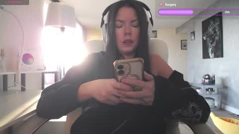 Snapshot of tinykylie chatting on July 9, 11:20 pm stage Kylie Sinner brand CLITBAIT online show from July 9, 11:20 pm