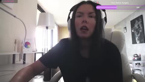Snapshot of tinykylie chatting on July 10, 9:06 pm stage Kylie Sinner brand CLITBAIT online show from July 10, 9:06 pm