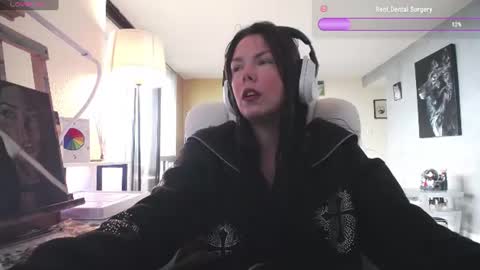 Snapshot of tinykylie chatting on July 16, 9:10 pm stage Kylie Sinner brand CLITBAIT online show from July 16, 9:10 pm