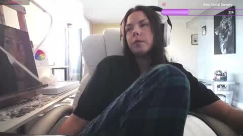 Snapshot of tinykylie chatting on July 21, 9:33 am stage Kylie Sinner brand CLITBAIT online show from July 21, 9:33 am
