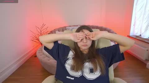 tinynataliee online show from April 11, 7:35 am