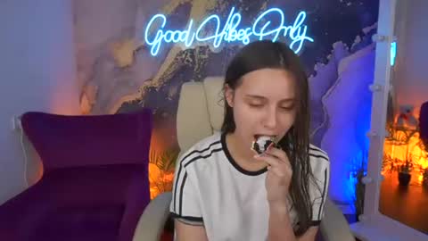 Snapshot of tinynataliee chatting on June 26, 7:46 am tinynataliee online show from June 26, 7:46 am