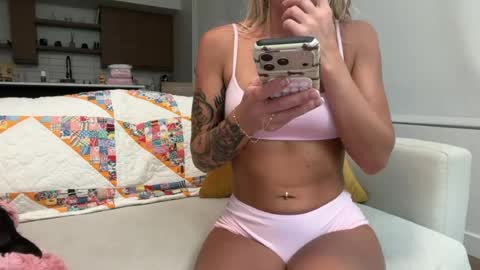 Snapshot of tinytayy chatting on July 29, 3:59 am tinytayy online show from July 29, 3:59 am