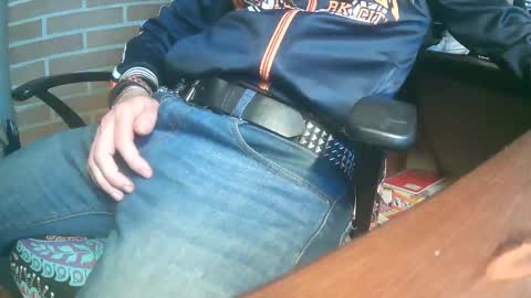 Snapshot of tisis80 chatting on February 22, 12:01 am tisis80 online show from February 22, 12:01 am