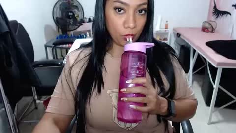 Snapshot of titsbiglovers chatting on October 22, 2:01 am DIVA online show from October 22, 2:01 am