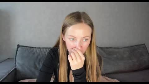 Snapshot of tixxxy chatting on November 12, 11:21 am Maria online show from November 12, 11:21 am